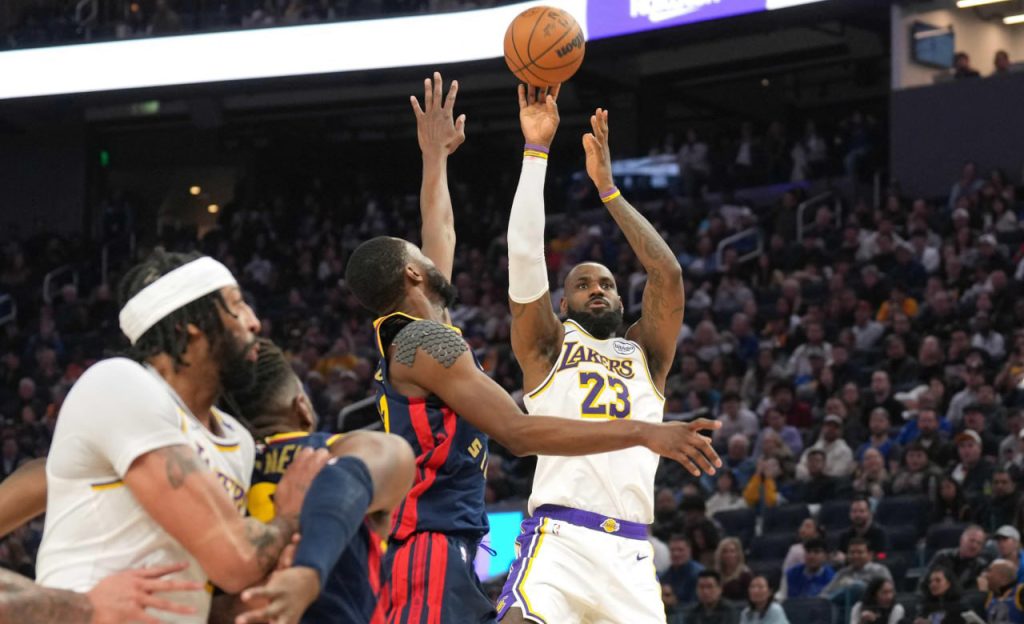 NBA Anthony Davis LeBron James lead Lakers past Warriors