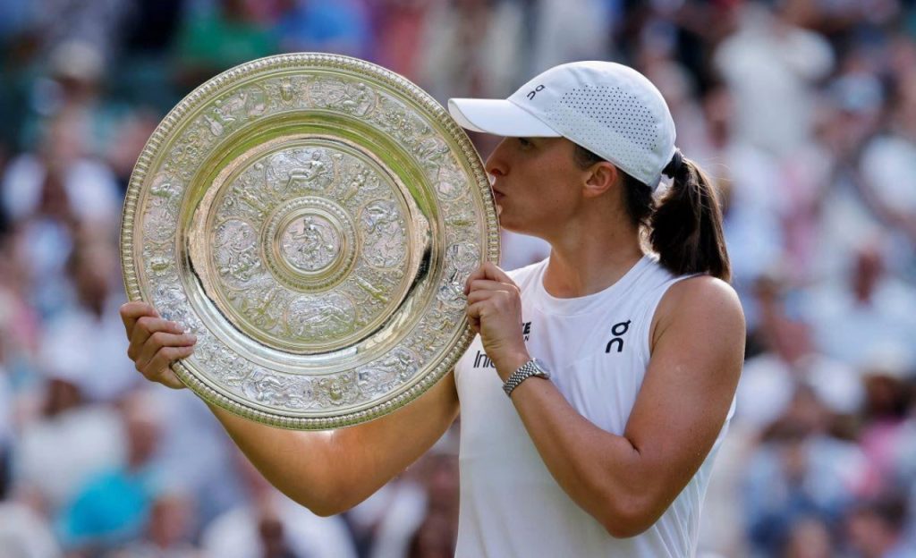 Swiatek crushes Anisimova 6 0 6 0 to win maiden Wimbledon crown 1
