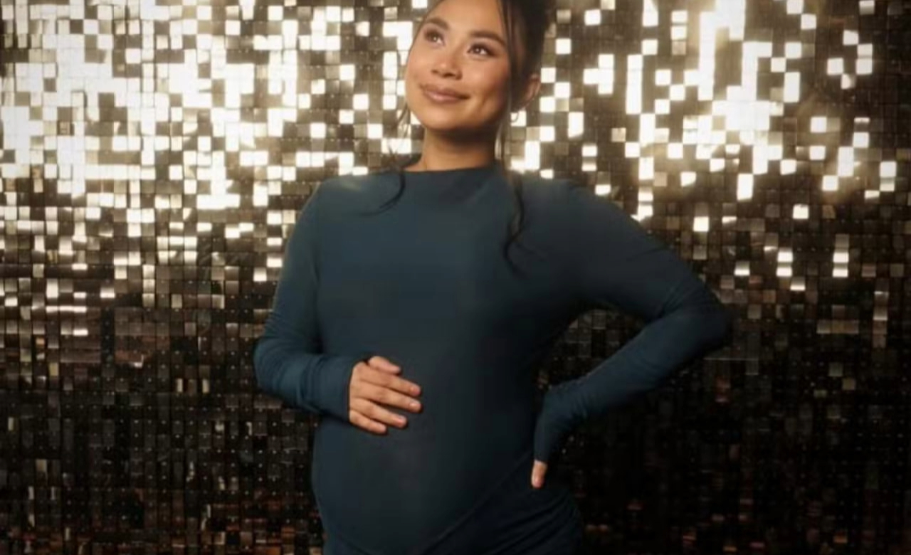 Jessica Sanchez, nine months pregnant, belts out at AGT’s semifinals