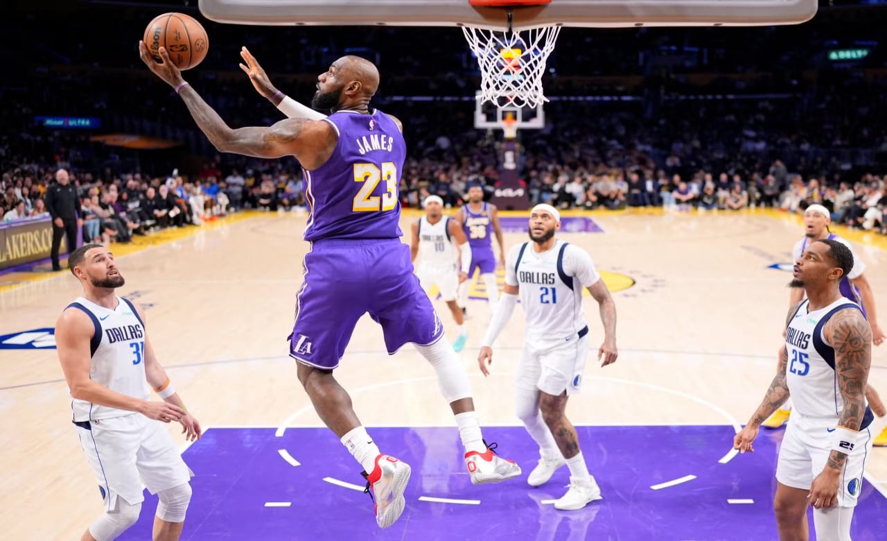 NBA: LeBron James has triple-double, Lakers win over Mavericks