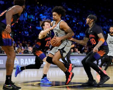 AFP 20251217 2252304108 v8 HighRes SanAntonioSpursVNewYorkKnicksEmiratesNbaCupC 1200x800 1