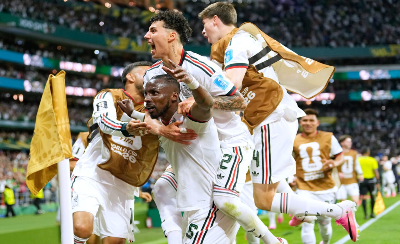World Cup: Mexico beats Czech Republic, sweeps group stage